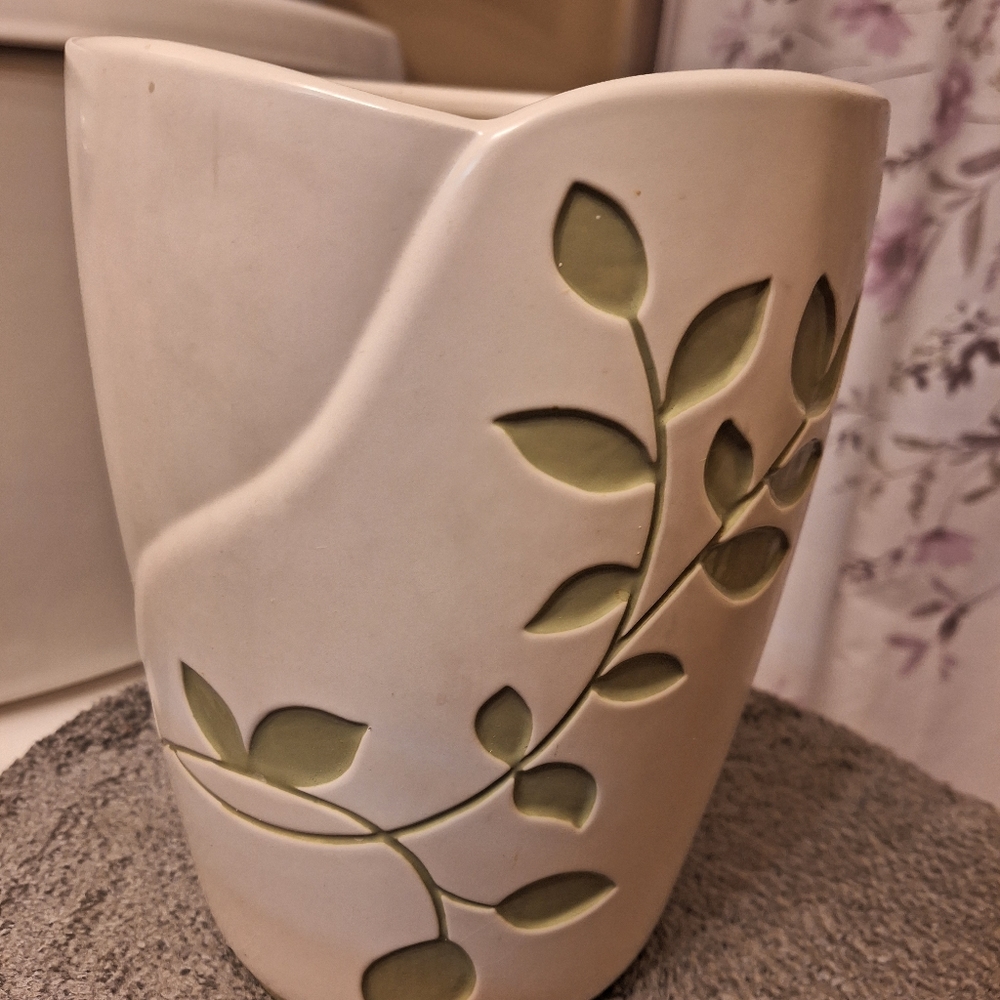 Ceramic bathroom set with matching shower curtain and decorative towels - Picture 2 of 6
